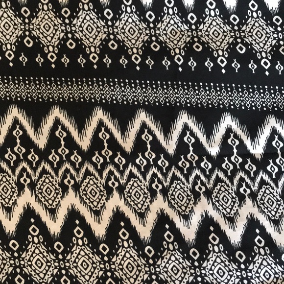 Black and White Pattern Blouse - Picture 4 of 4